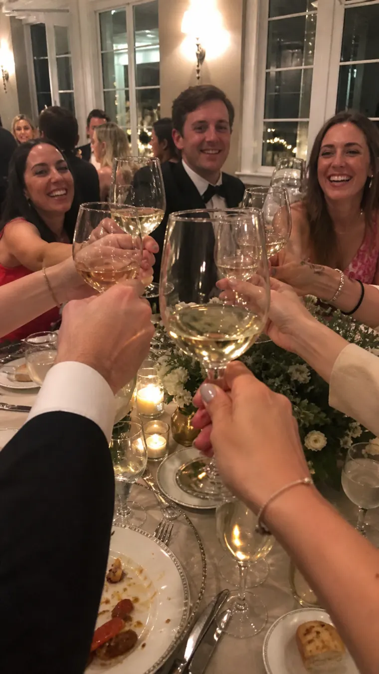 Toast des invités pendant le repas de mariage