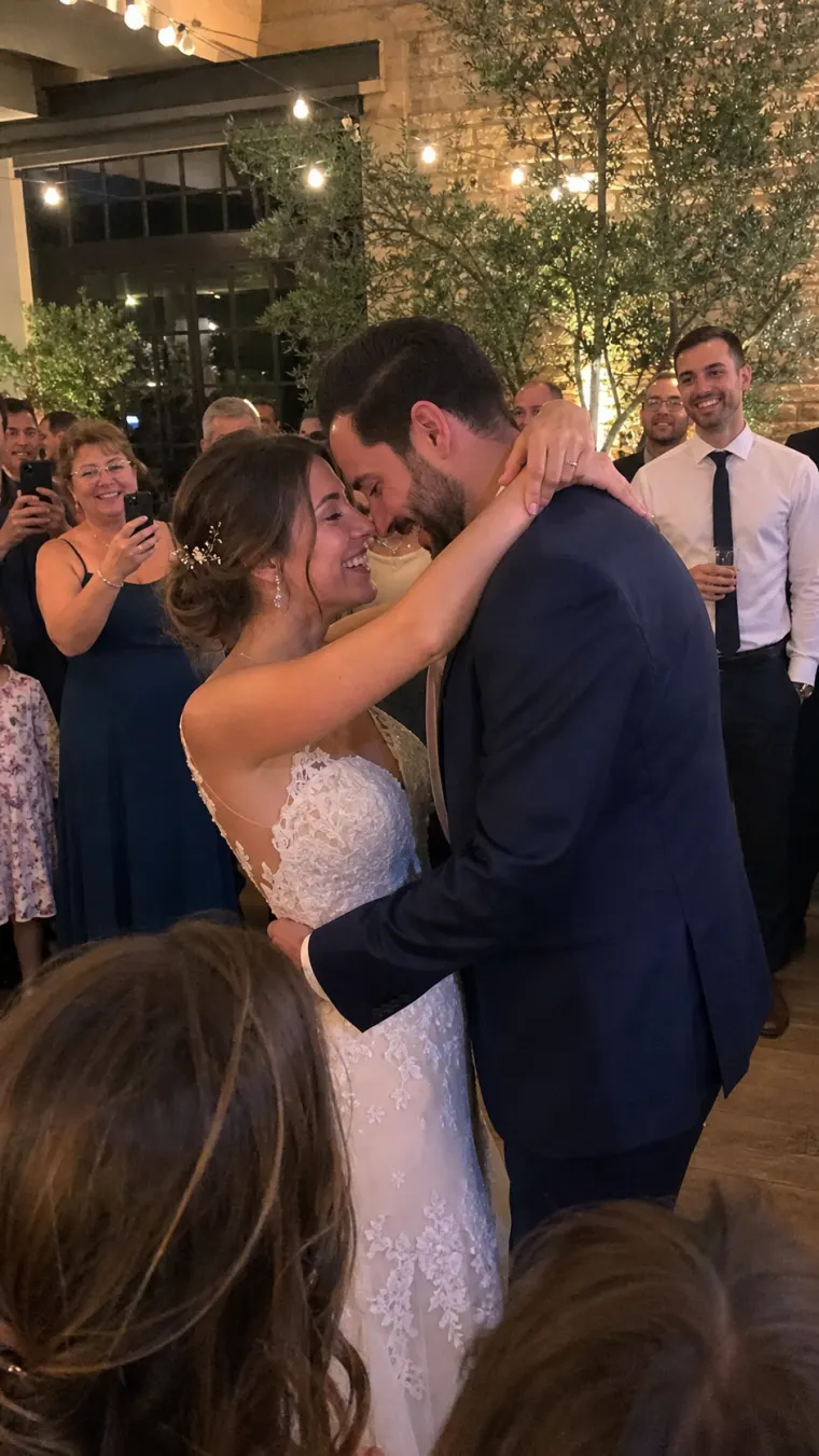 Baiser des mariés capturé par les invités