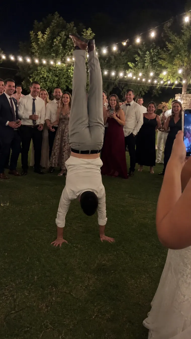 Défi photo d'un invité qui fait le poirier pendant le mariage